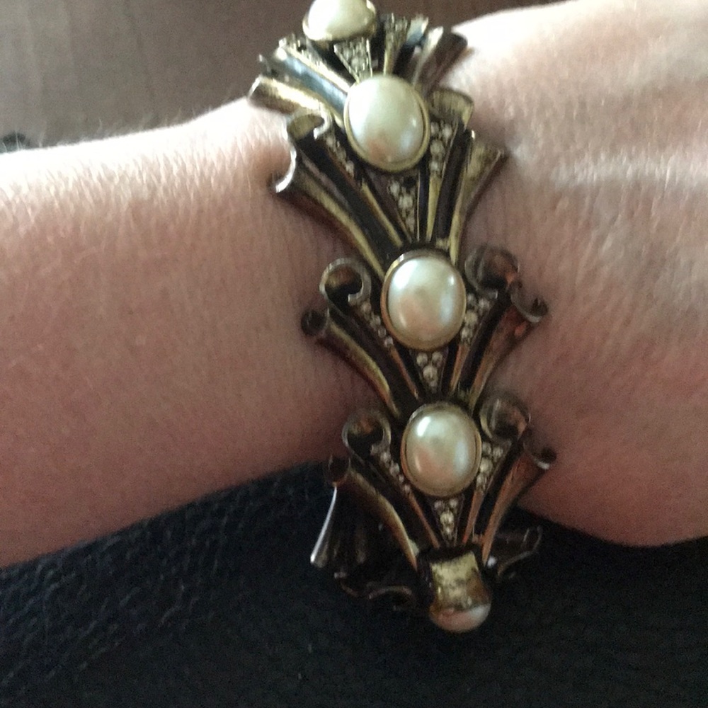 Costume gold tome pearl bracelet.